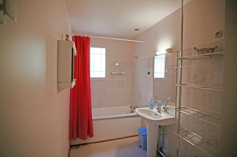 Near Gordes, one level building made of two houses linked with a shared hall and garage